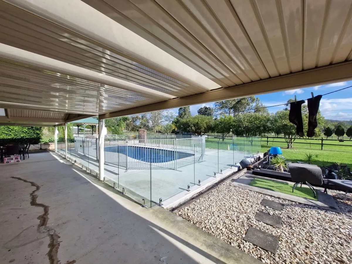 Finished frameless pool fence, Tallai