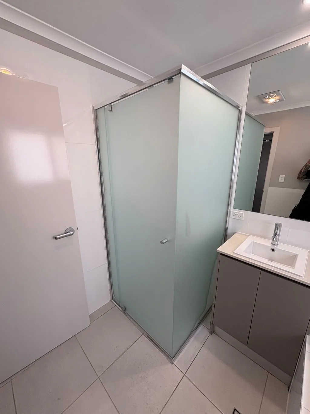 Semi-framed family bathroom