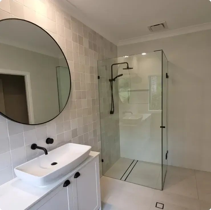 Frameless shower screen