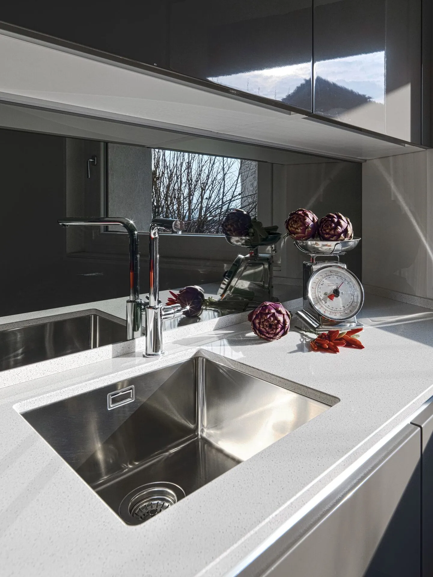 Colour-backed kitchen splashback in a new build