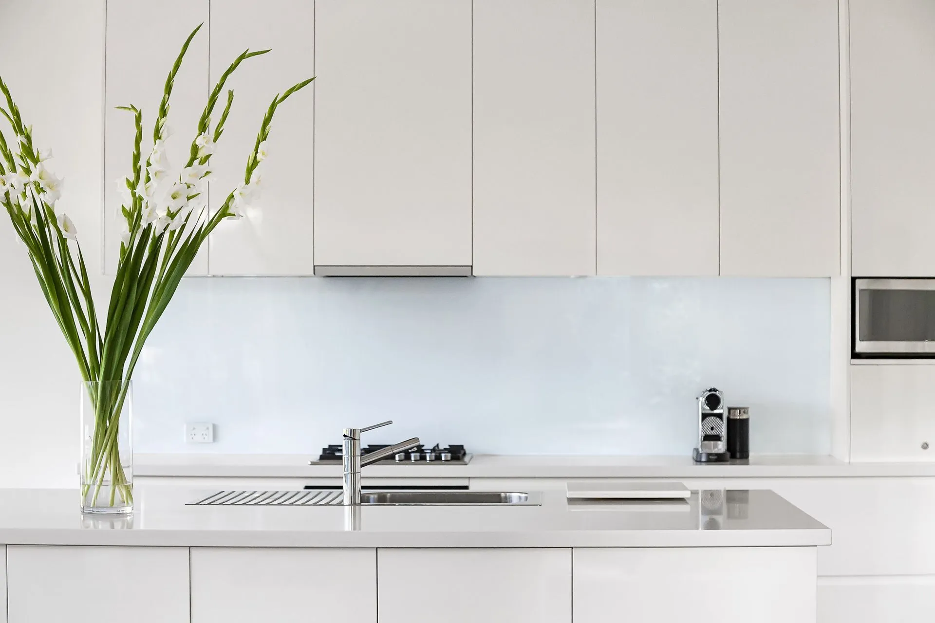 Mirror splashback in a compact kitchen